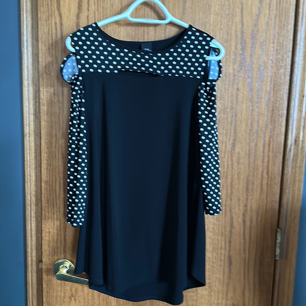 Cozy Collection Black/White polka dot cold shoulder tunic, never worn! Size Lg.